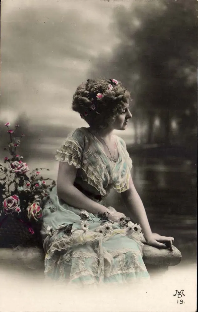 Junge Frau in einem Rüschenkleid — Rosen-Dekoration — J.B. 19. - Vorderseite