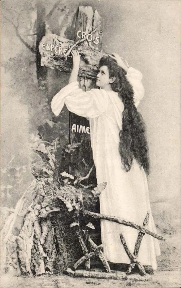 Frau in weißem Kleid vor einem Holzkreuz — Text 'CROIS ESPERE AIME' — G. I. Paris - Vorderseite
