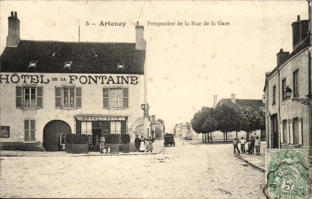 Artenay — Perspektive der Rue de la Gare — Hôtel de la Fontaine - Vorderseite