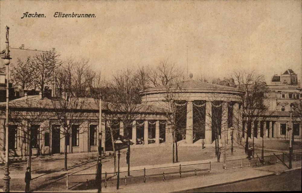 Aachen. Elisenbrunnen. — Ansicht des kreisförmigen Denkmals mit Säulen — Verlag 'Verlaganstalt „Kosmos“ Halberstadt' (Nr. 3904) - Vorderseite