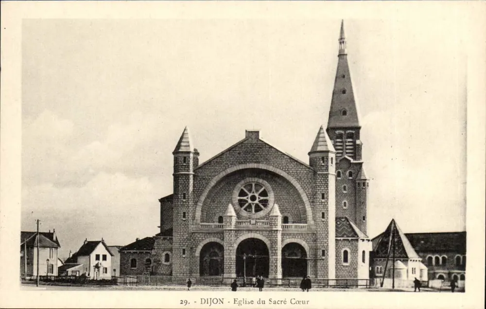 Dijon - Igreja do Sagrado Coração — vista do edifício com seu campanário e portão, n°29 - Frente