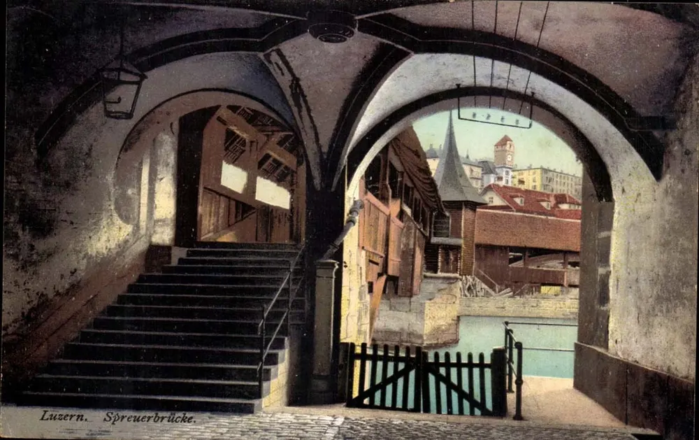 Luzern. Spreuerbrücke — vista sob as arcos com escada e vista sobre o lago — E. Goetz, Luzern, n° 4131 - Frente