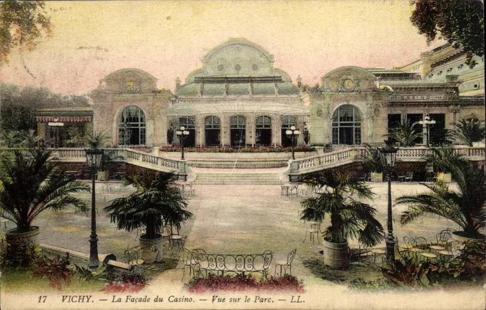 Vichy — Die Fassade des Casinos — Blick auf den Park — LL. - Vorderseite