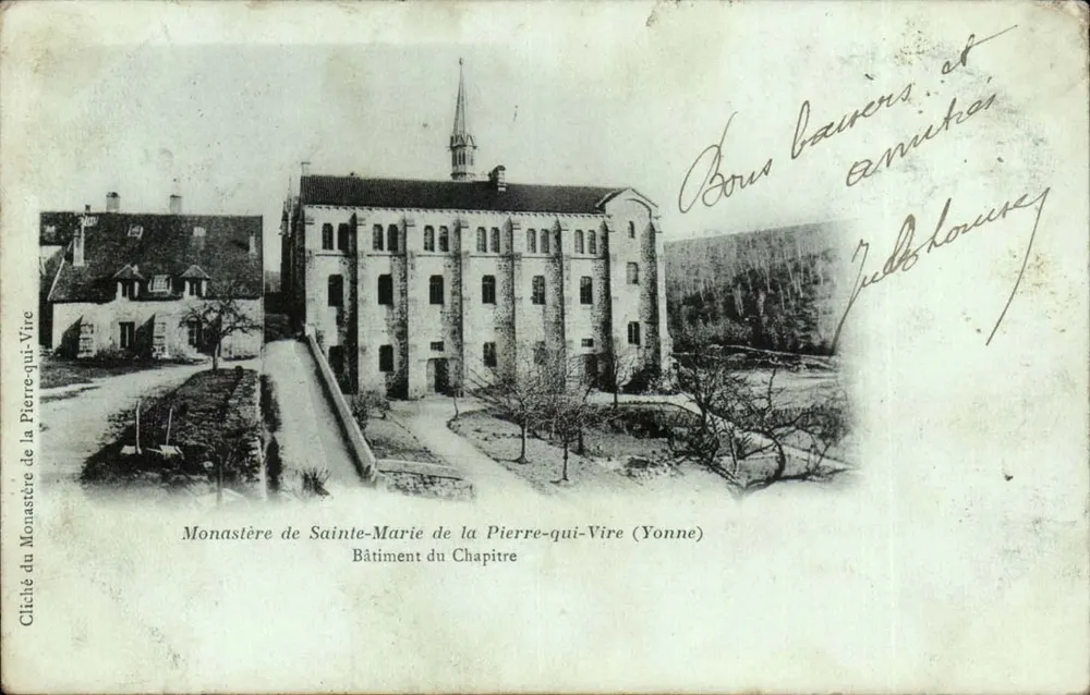 Kloster Sainte-Marie de la Pierre-qui-Vire — Gebäude des Kapitels — Foto von la Pierre-qui-Vire - Vorderseite
