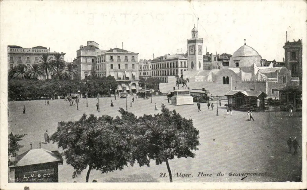 Alger. Place du Gouvernement — Panoramablick mit Reiterdenkmal und Hotel de la Régence — Verlag L.V.&C. n°21 - Vorderseite
