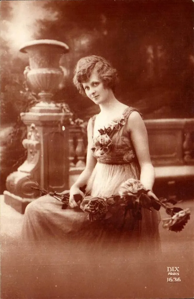 Junge Frau in Kleid mit Mustern — Rosen — Studio DIX Paris 1636 - Vorderseite