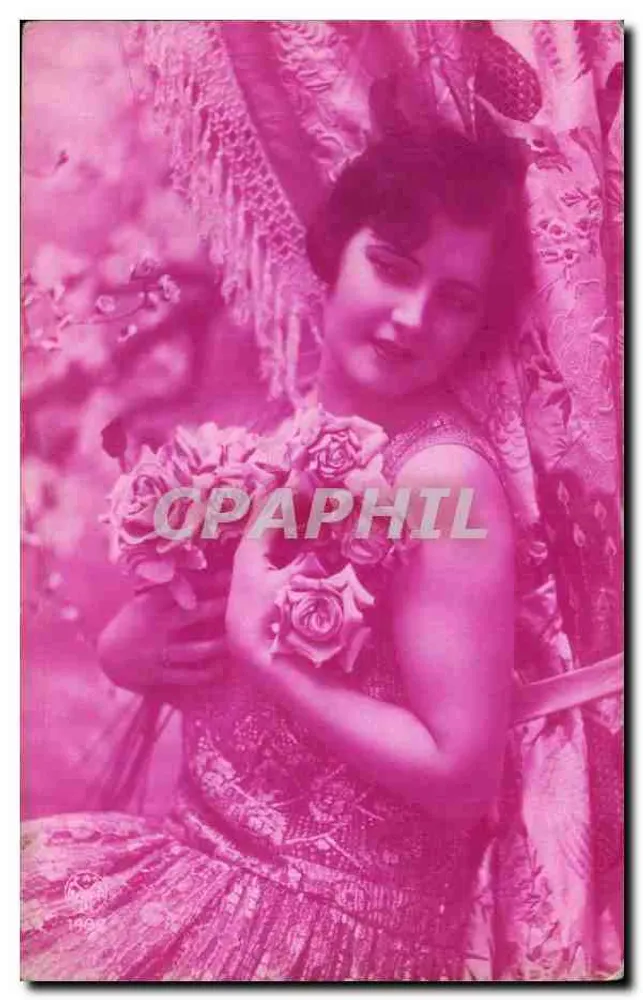 Junge Frau in einem geschmückten Kleid mit einem Rosenstrauß in der Hand — Photographie in Rose — in Frankreich veröffentlicht - Vorderseite