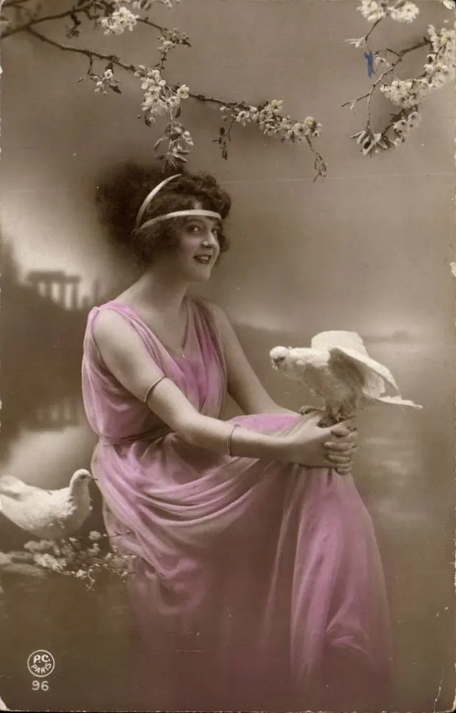 Frau in einem rosa Kleid mit einer Taube — PC PARIS 96 — Verlag P-C Paris - Vorderseite