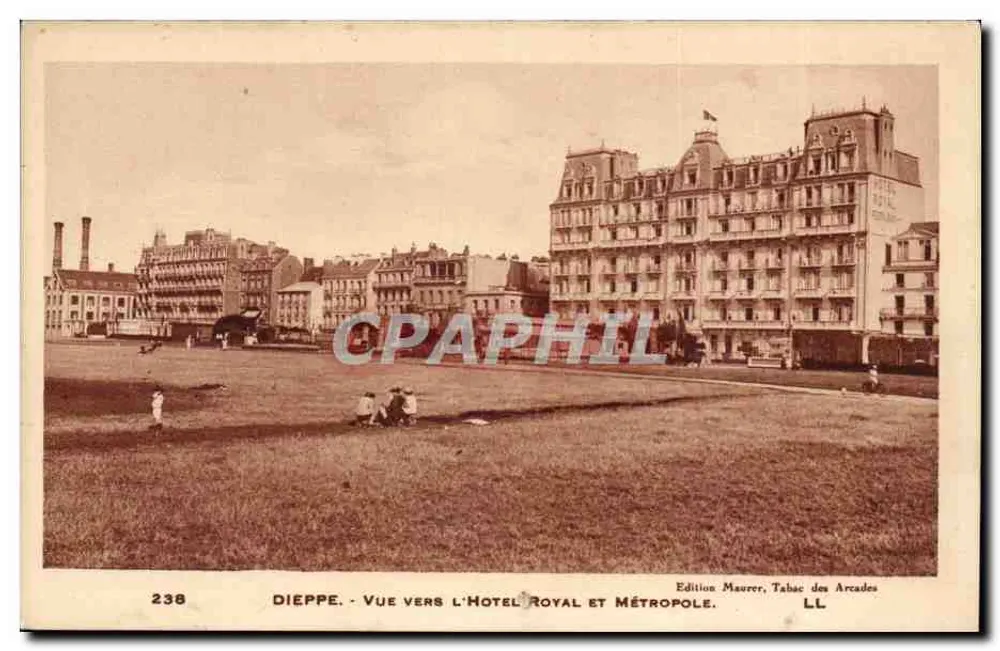 Dieppe - Vista em Direção ao Hotel Royal e Metropole — Edição Maurer, Tabac des Arcades, n°238 - Frente