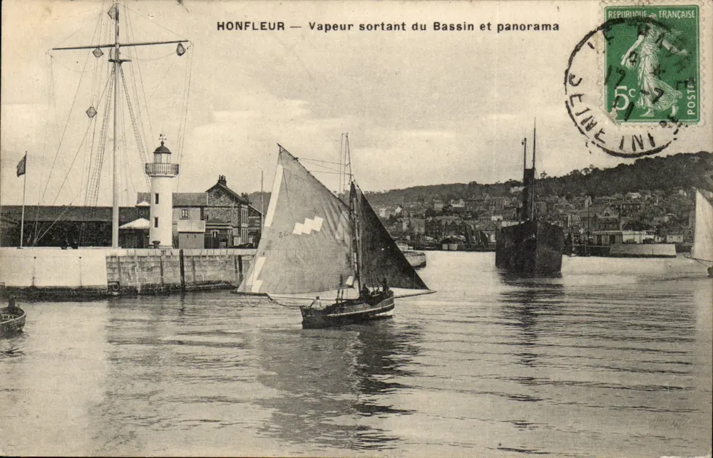 Honfleur — Dampfer verlässt den Hafenbecken und Panorama - Vorderseite