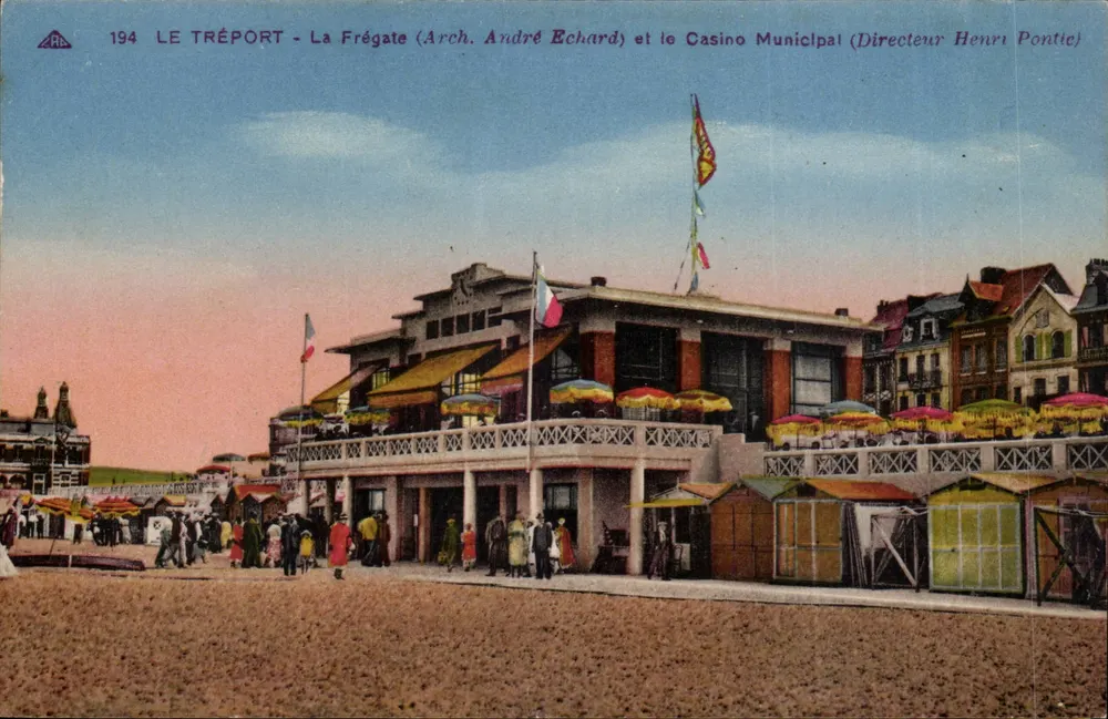 Le Tréport - Die Frégate (Arch. André Echard) und das Municipale Casino (Direktor Henri Pontic) - Vorderseite