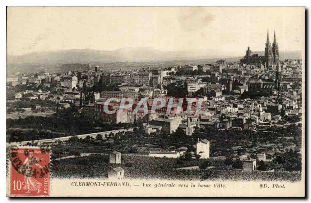 Clermont-Ferrand — Vista geral em direção à baixa cidade — ND. Fot. - Frente