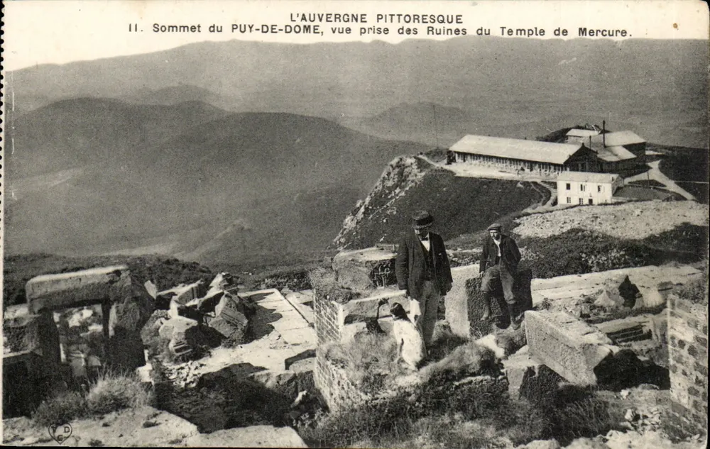 Gipfel des Puy-de-Dôme — Aussicht vom Standort der Ruinen des Tempels Merkurs — pittoreske Auvergne - Vorderseite