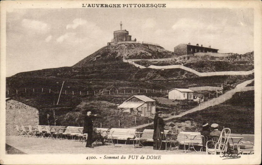 Cima del Puy de Dôme — vista panorámica — L'Auvergne pitoresca, n° 4100 - Anverso