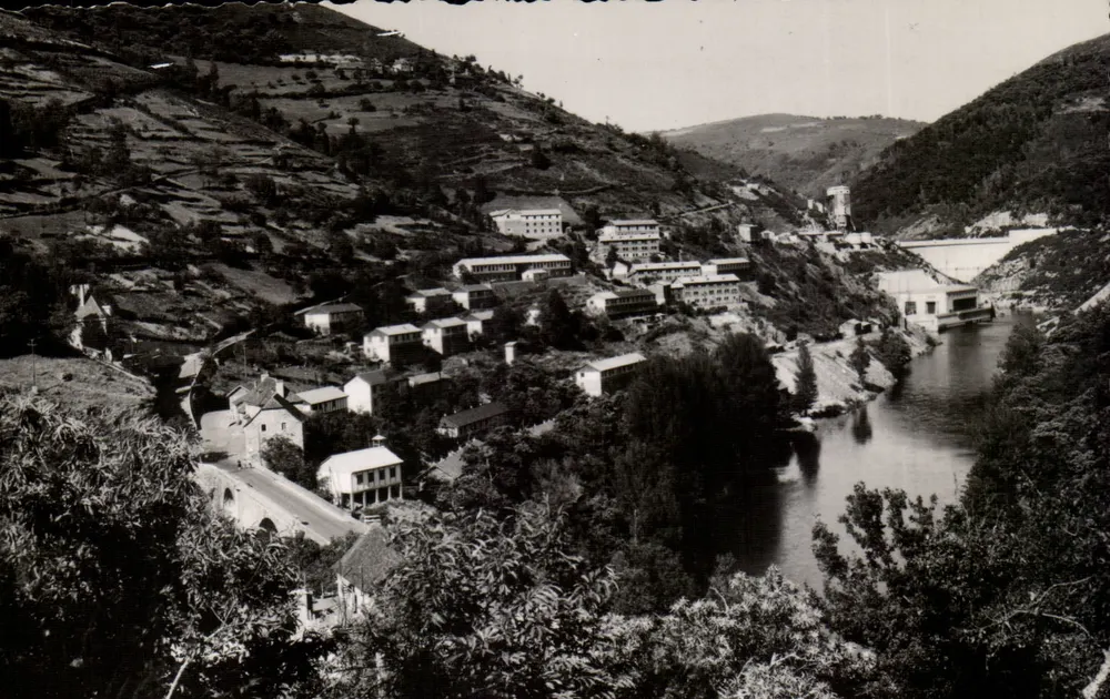 Um Entraygues-sur-Truyère — Ansicht von Stadt und Couesque-Staudamm — Sammlung Vayres-Mur-de-Barrez - Vorderseite