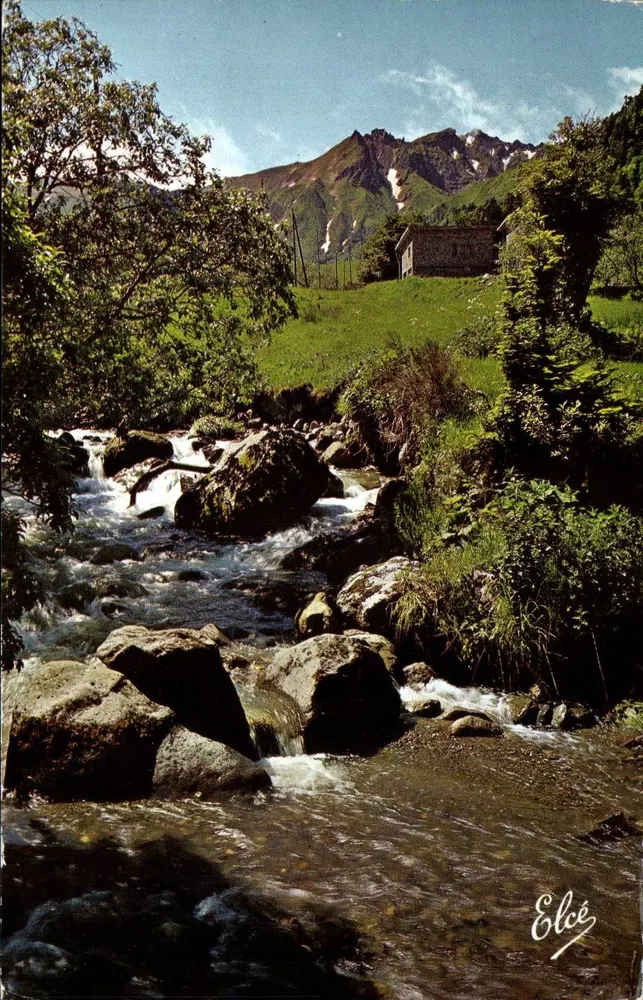 El Mont-Dore (Puy-de-Dôme) — La Fuente de la Dordogne que baja hacia la Valle, en el fondo, las Aiguilles du Sancy (1886 m) — Editor Elcécé - Anverso