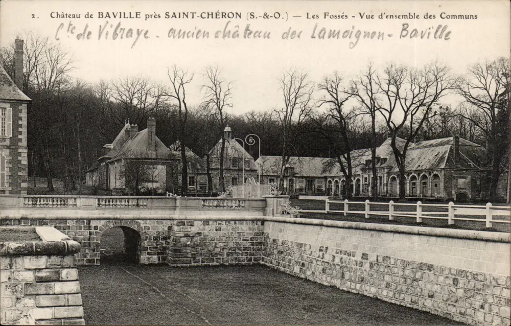 Schloss BAVILLE bei SAINT-CHÉRON (S.&-O.) — Die Gräben — Überblick über die Nebengebäude — ehemaliges Schloss der Lamoignon - Vorderseite