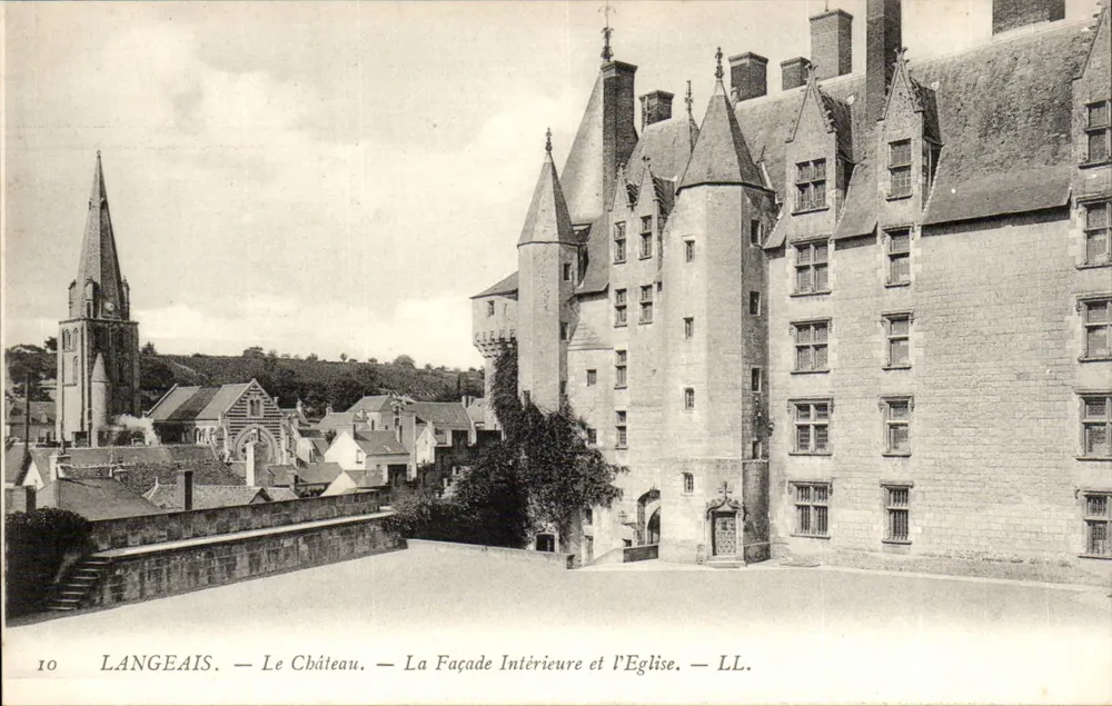 Langeais — Das Schloss — Die Innenfassade und die Kirche — LL. — N°10 - Vorderseite