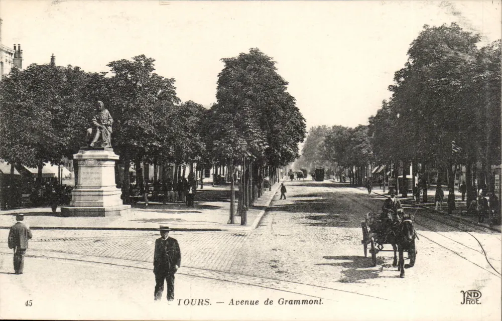 Tours — Avenue de Grammont — Monument aan M. de Guecine - Voorkant