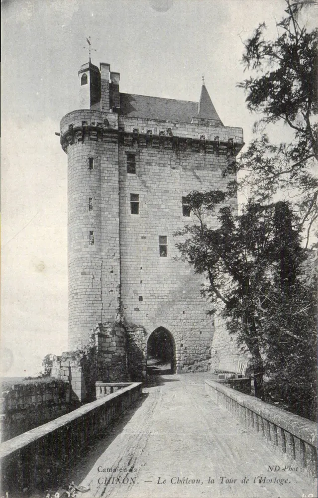 Schloss Chinon — Die Turmuhr — ND Phot - Vorderseite