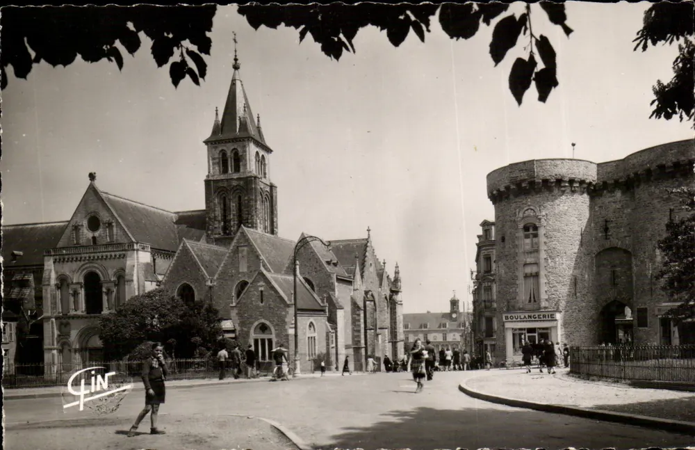 Die Kathedrale und das Tor Beucheresse — LaVAL (Mayenne) — Kunstausgabe GIN - Vorderseite