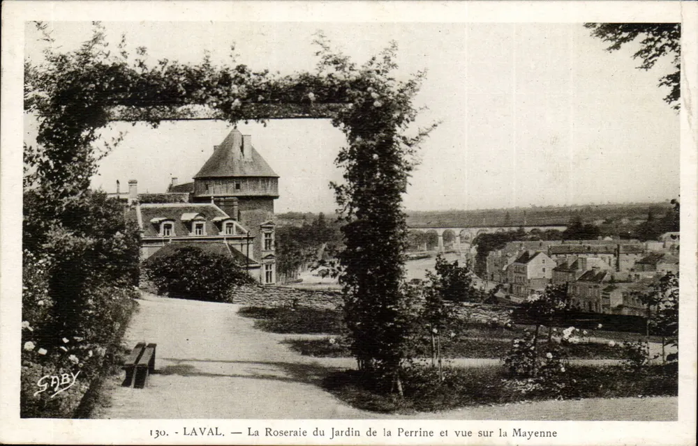 Laval — Der Rosenpark des Gartens der Perrine und Blick auf den Fluss Mayenne — Gaby - Vorderseite