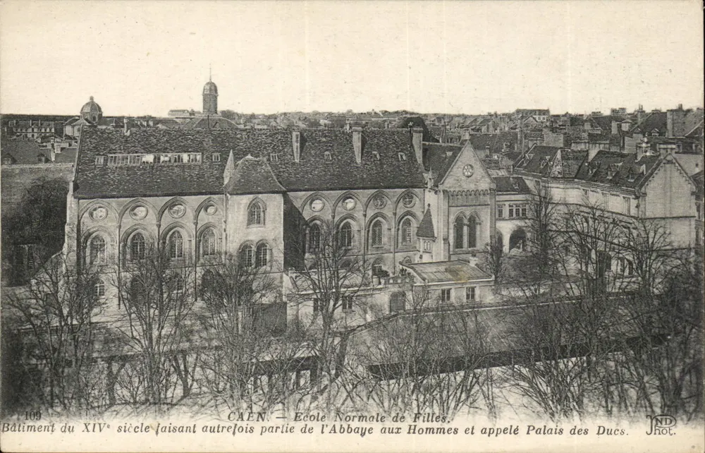 Caen — Escola Normal de Meninas (antigo Palácio dos Duques) - Frente