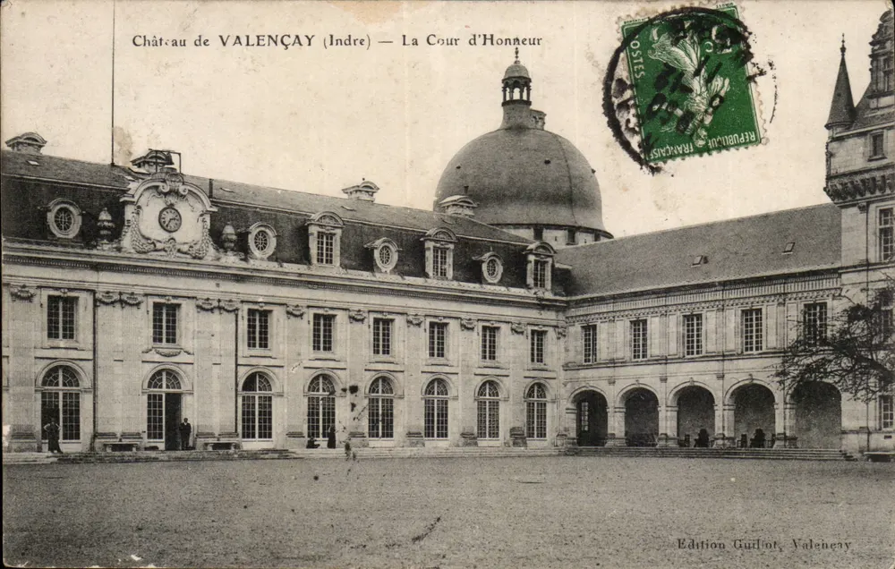 Castelo de Valençay (Indre) — A Cour d'Honneur — Edição Guiliot, Valençay - Frente