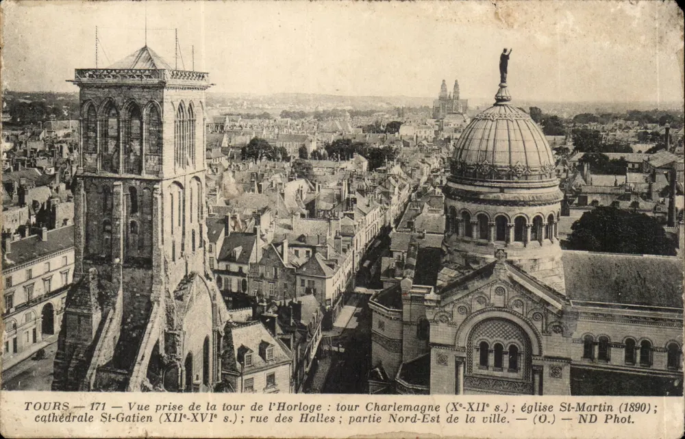 Tours — Ansicht vom Uhrturm: Turm Charlemagne (10. bis 12. Jh.); Kathedrale St-Gatien (12. bis 16. Jh.); Rue des Halles; Kirche St-Martin (1890) — (O.) — ND Phot. - Vorderseite