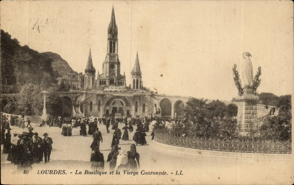 Lourdes — Die Basilika und die gekrönte Jungfrau — LL - Vorderseite