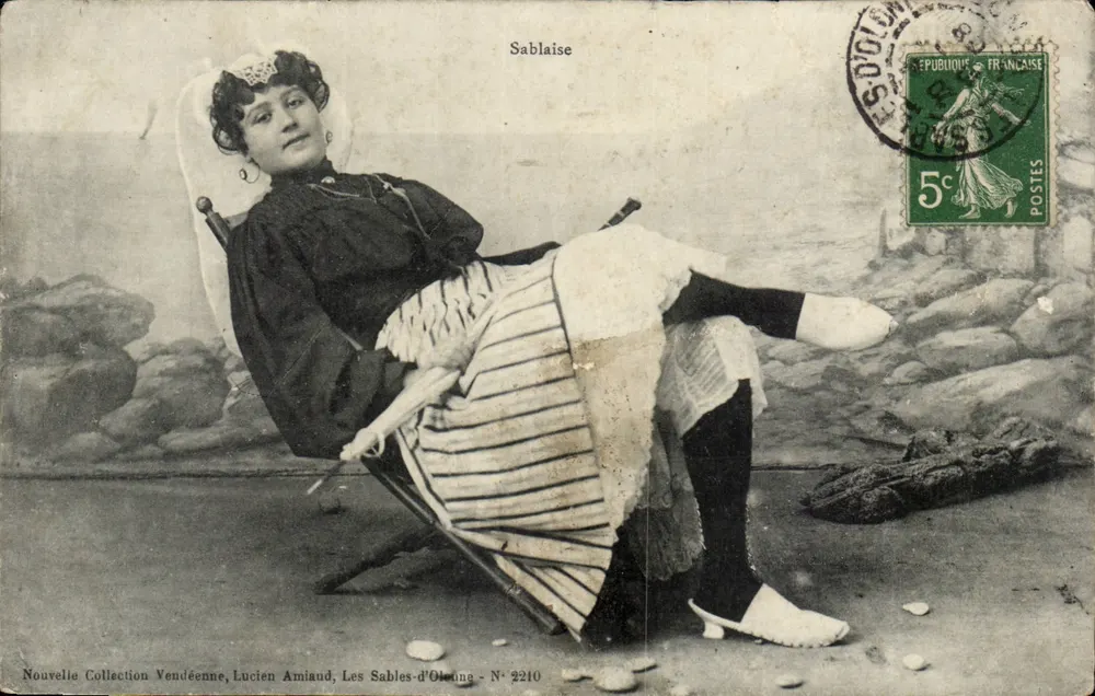 Sablaïse — femme en tenue de plage assise dans un fauteuil — éditeur Lucien Amiaud, N° 2210 - Frente