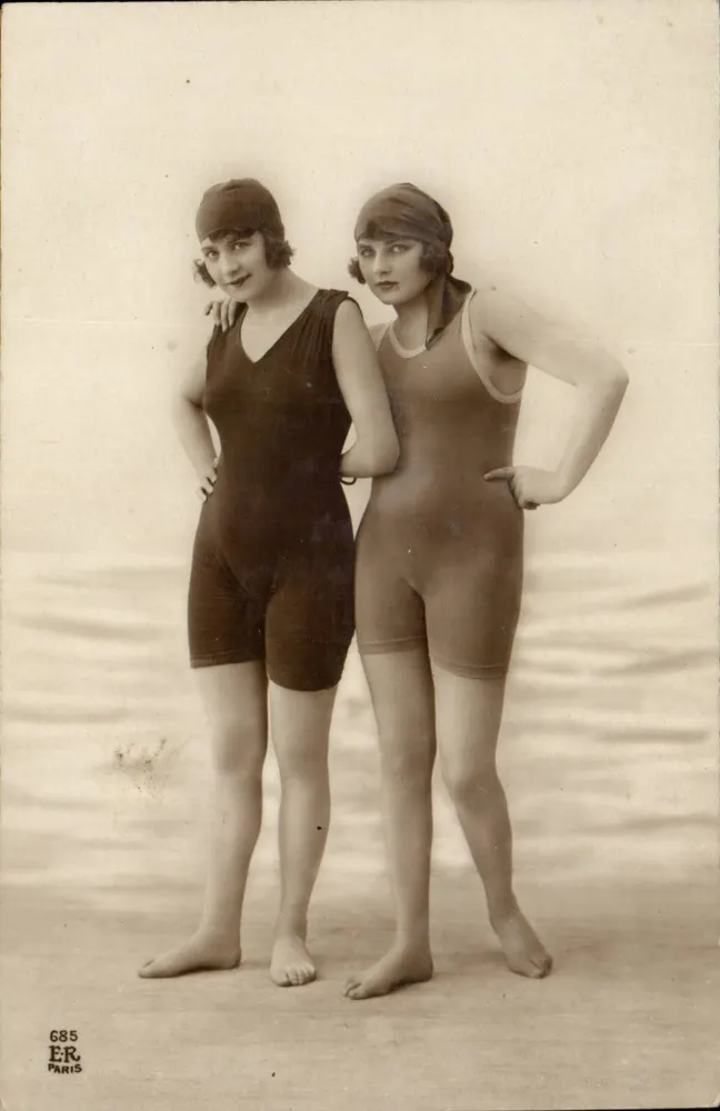 Zwei junge Frauen in Badeanzügen — Verlag E.R. Paris, Nr. 685 - Vorderseite