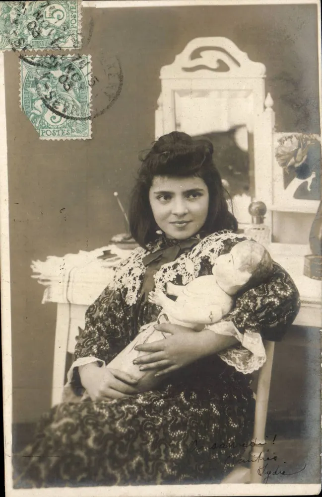 Jonge vrouw die een baby houdt — Fotografisch onderwerp — Uitgever Cydie - Voorkant