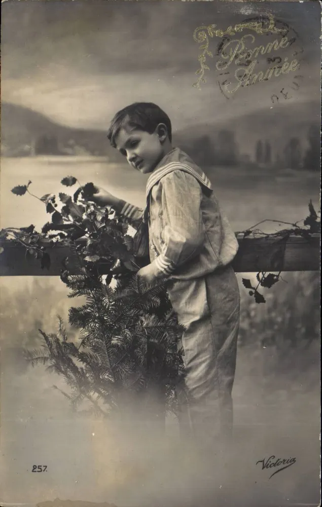 Kind in Seemannsuniform — vor einem Seen-Bild — Verlag Victoria, Nr. 257 - Vorderseite
