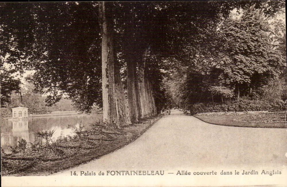Schloss FONTAINEBLEAU — Überdachte Allee im englischen Garten - Vorderseite