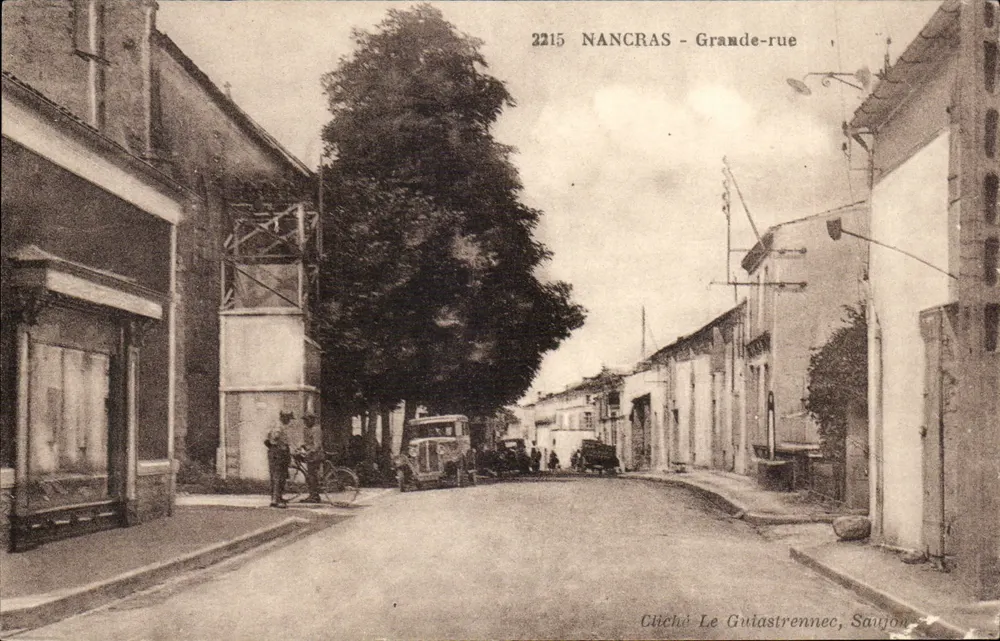 Nancras - Grande-rue — vista da rua com árvore e veículos — cliché Le Guiastrennec, Saujon - Frente