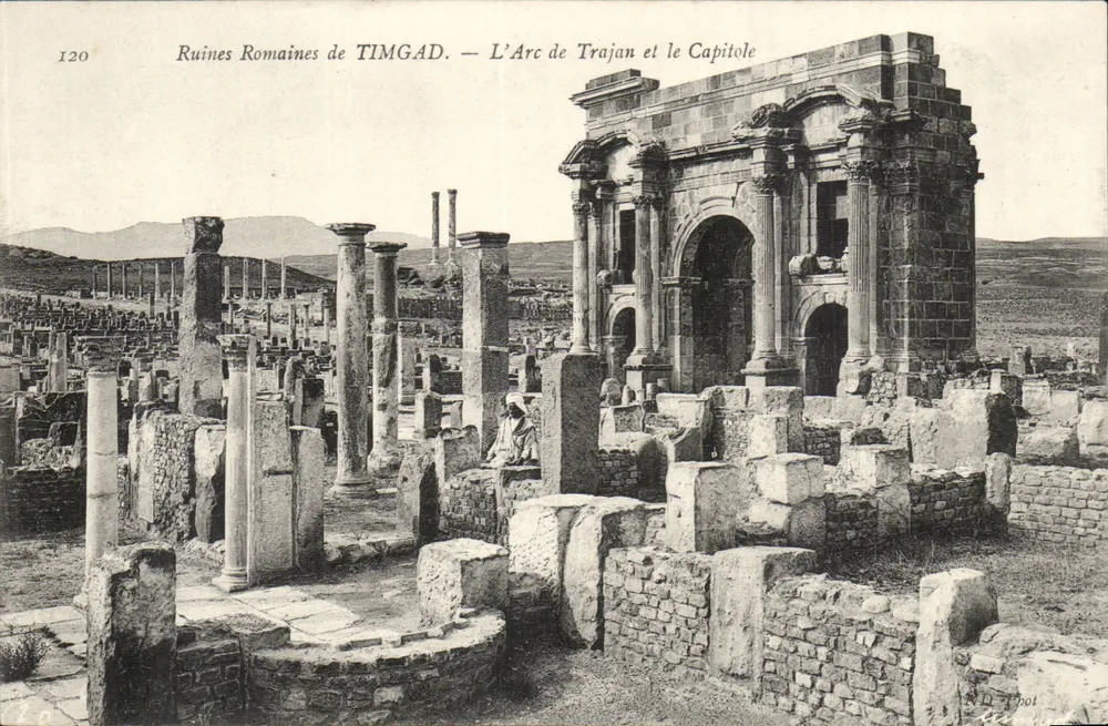 Römische Ruinen von TIMGAD — Der Triumphbogen Trajans und das Kapitol — D. D. Phot. - Vorderseite