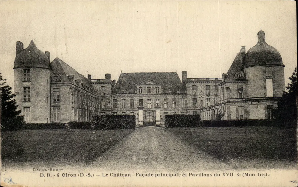 Oiron (D.-S.) — Das Schloss — Hauptfassade und Pavillons des 17. Jahrhunderts (Monumentalhistorisches Denkmal) — Dando-Berry - Vorderseite