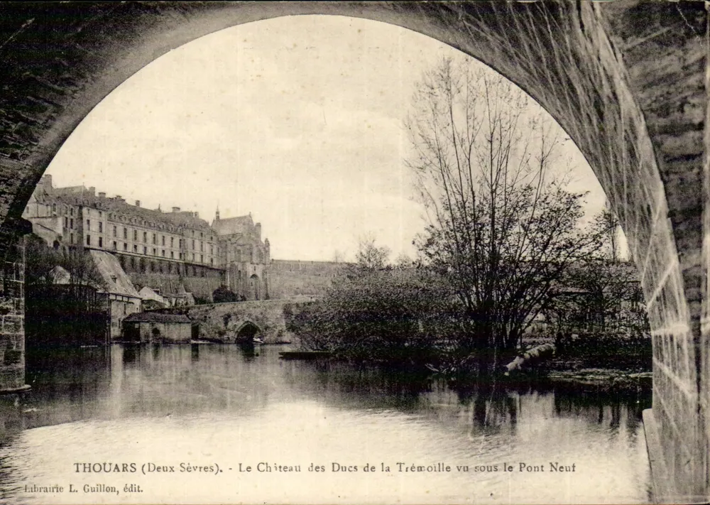 Thouars (Deux-Sèvres) — Das Schloss der Herzöge von La Trémoille von der Neuen Brücke aus — Buchhandlung L. Guillon, Verlag - Vorderseite