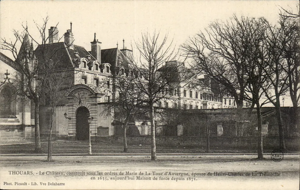 Thouars — Das Schloss, erbaut auf Befehl von Marie de La Tour d'Auvergne, Ehefrau von Henri-Charles de La Trémoïlle im Jahr 1635, heute seit 1871 eine Gefängniskaserne — Foto. Picault - Lib. Vve Delabarre - Vorderseite