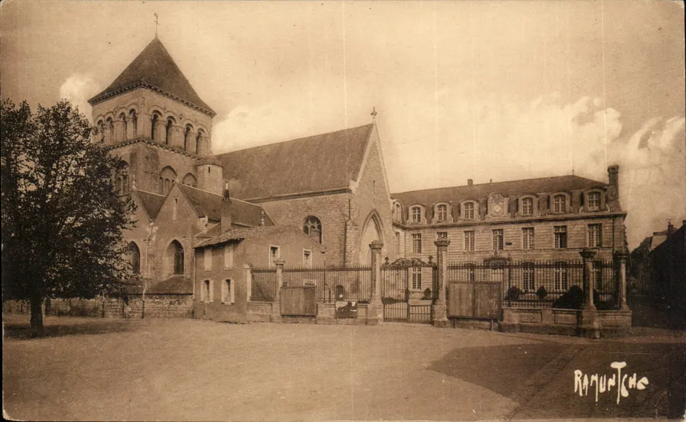 Thouars — Ansicht der Kirche Saint-Laon und des Rathauses — Artist Editions Raymond Bergevin - Vorderseite