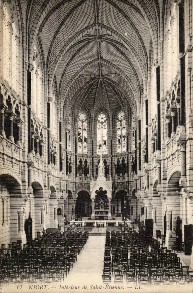 Niort — Interior de Saint-Étienne — L.L. - Frente