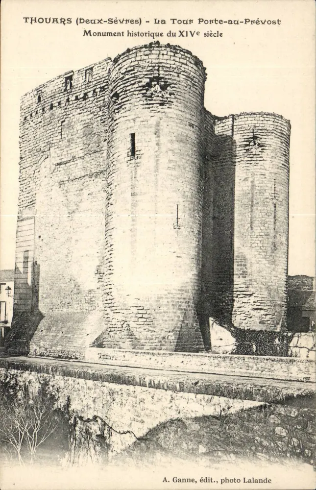Thouars (Deux-Sèvres) — A Torre Porte-au-Prévost, monumento histórico do século XIV — A. Ganne, editor, foto Lalande - Frente