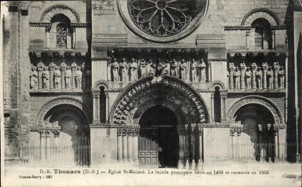 Thouars (D.-S.) — Igreja de São Médard. A fachada principal construída em 1480 e restaurada em 1866 - Frente