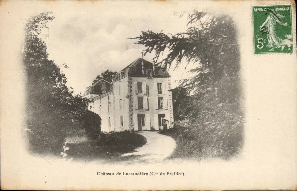 Schloss Lussaudière (Côte de Praillles) — Ansicht des Schlosses, umgeben von Bäumen — Verleger nicht sichtbar - Vorderseite