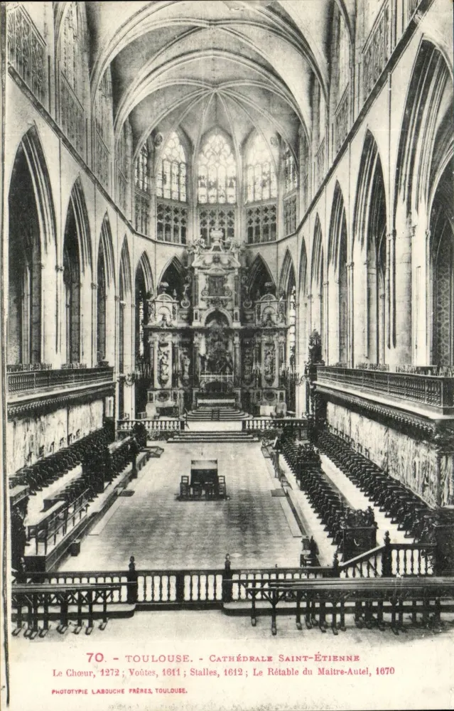 Toulouse - Catedral Saint-Étienne — Interior do coro e do retábulo do altar-mor - Frente