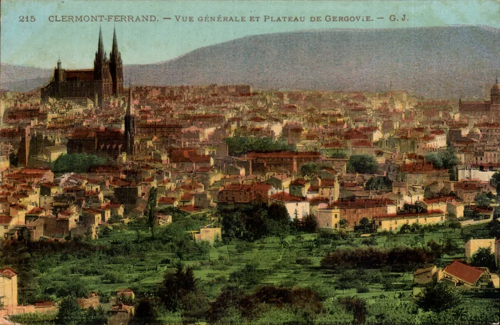 Clermont-Ferrand — Allgemeiner Blick und Plateau de Gergovie — G.J. — n°215 - Vorderseite