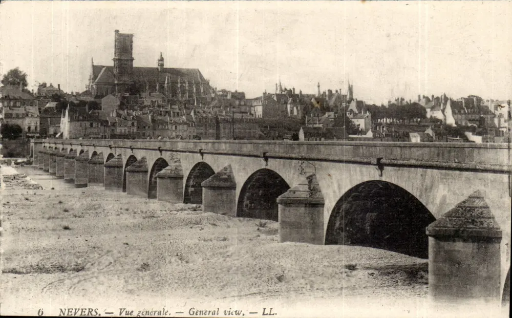 Nevers — Vista geral — LL. - Frente