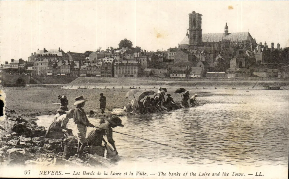 Nevers — Die Ufer der Loire und die Stadt — LL. - Vorderseite