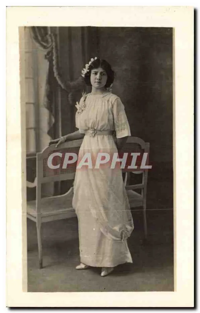 Jovem mulher em vestido longo — coroa de flores — estúdio fotográfico - Frente